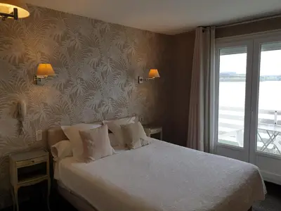 Un ou plusieurs lits dans un hébergement de l'établissement Hotel Restaurant La Caravelle