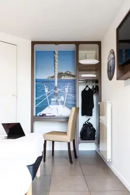 Télévision ou salle de divertissement dans l'établissement Hôtel Confort Le Moulin Rouge