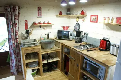 Cuisine ou kitchenette dans l'établissement Le gîte de Chomet