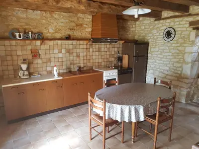 Cuisine ou kitchenette dans l'établissement Champagnac