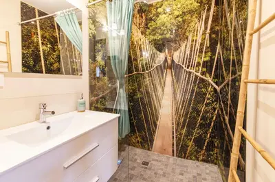 Salle de bains dans l'établissement L'Atelier de Claire