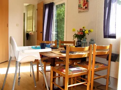Coin salon dans l'établissement Stacaravan 6 persoons - Camping Le Soustran