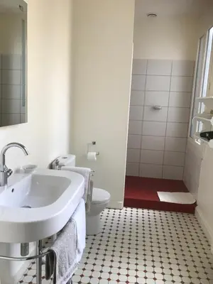 Salle de bains dans l'établissement Le Jardin des Lys