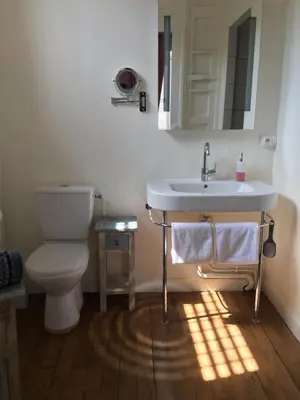 Salle de bains dans l'établissement Le Jardin des Lys