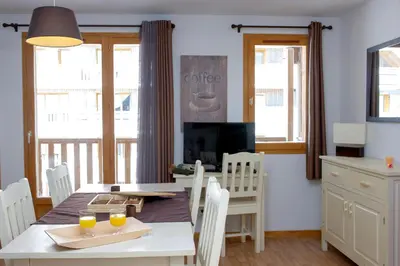 Télévision ou salle de divertissement dans l'établissement Résidence Goélia Les Chalets de Super-Besse