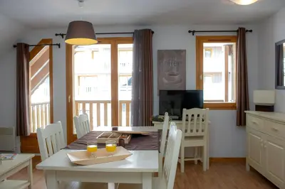 Télévision ou salle de divertissement dans l'établissement Résidence Goélia Les Chalets de Super-Besse