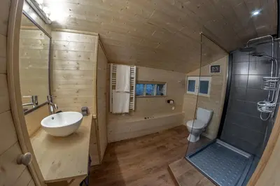 Salle de bains dans l'établissement L'Esprit du Bois
