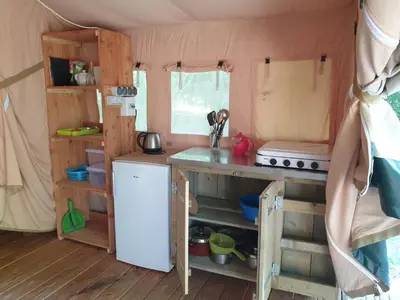 Cuisine ou kitchenette dans l'établissement Camping la Jaurie hébergements
