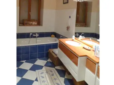 Salle de bains dans l'établissement Cosy maisonnette Lascaux