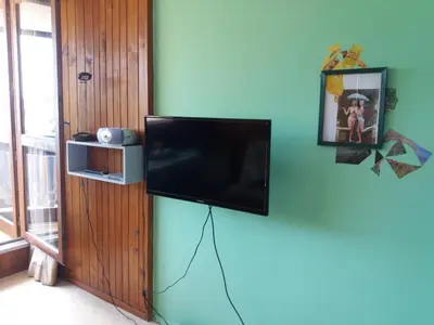 Télévision ou salle de divertissement dans l'établissement studio aux pieds des pistes