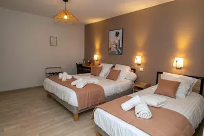 Un ou plusieurs lits dans un hébergement de l'établissement Auberge du Cezallier