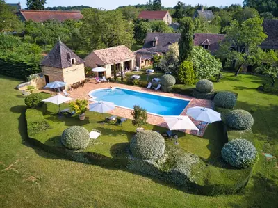 Piscine de l'établissement Les Granges Hautes Chambre d'hôtes de charme proche Sarlat ou située à proximité