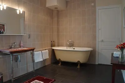 Salle de bains dans l'établissement Château de Savennes - Caveau de sabrage