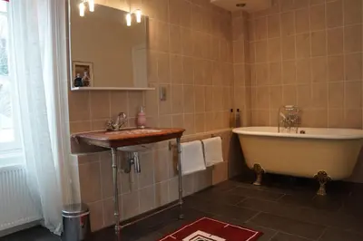 Salle de bains dans l'établissement Château de Savennes - Caveau de sabrage