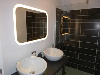 Salle de bains dans l'établissement Le Bouddha Besse