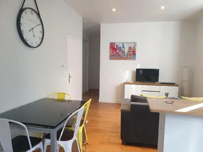 Télévision ou salle de divertissement dans l'établissement Ptit Savoy
