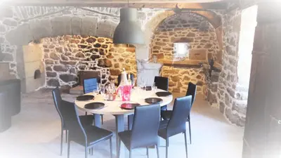 Coin salon dans l'établissement Gite CANTAUVERGNE