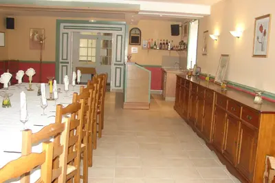 Restaurant ou autre lieu de restauration dans l'établissement Au Relais du Parc de Millevaches