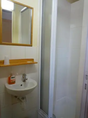 Salle de bains dans l'établissement Au Relais du Parc de Millevaches