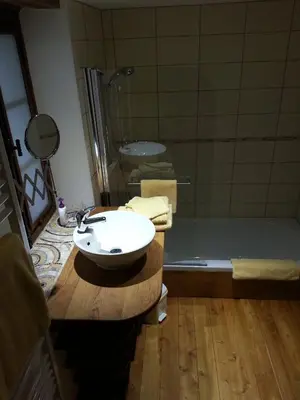 Salle de bains dans l'établissement Moulin Lou Apmay