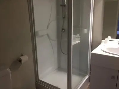 Salle de bains dans l'établissement Hôtel de Londres