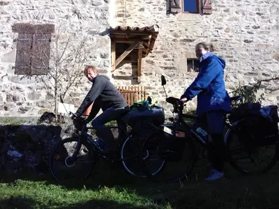 Vélo sur le terrain de l'établissement Chez Claire ou dans les environs
