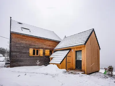 L'établissement Chalet Pom'Pin en hiver