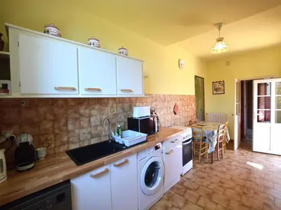 Cuisine ou kitchenette dans l'établissement Historic Tower Home in Brignac