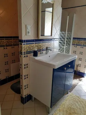 Salle de bains dans l'établissement Sous les Remparts