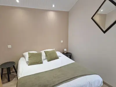 Un ou plusieurs lits dans un hébergement de l'établissement Logis Hôtel Restaurant L'Oustal