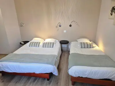 Un ou plusieurs lits dans un hébergement de l'établissement Logis Hôtel Restaurant L'Oustal