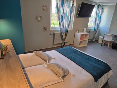 Un ou plusieurs lits dans un hébergement de l'établissement Logis Hôtel Restaurant L'Oustal