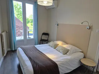 Un ou plusieurs lits dans un hébergement de l'établissement Logis Hôtel Restaurant L'Oustal