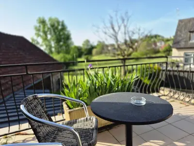 Balcon ou terrasse dans l'établissement Logis Hôtel Restaurant L'Oustal