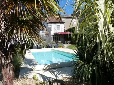 Piscine de l'établissement Logis Hotel Auberge Dupuytren ou située à proximité
