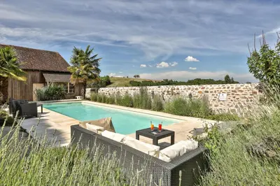 Piscine de l'établissement Logis Hotel Auberge Dupuytren ou située à proximité