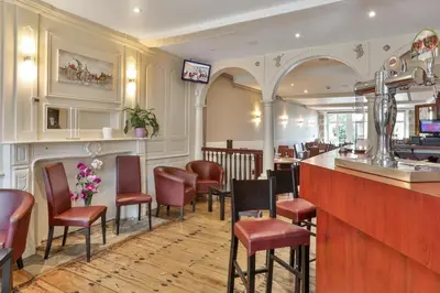 Coin salon dans l'établissement Logis Hotel Auberge Dupuytren