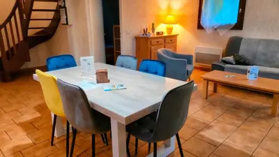 Coin salon dans l'établissement Rivière & Cottage 4 étoiles en Auvergne - Cantal Auvergne - Valette & Riom PR