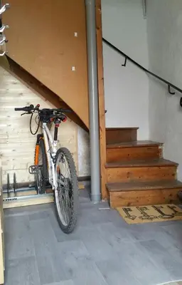 Vélo sur le terrain de l'établissement Gîte au pied des volcans d'Auvergne Aydat ou dans les environs