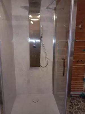 Salle de bains dans l'établissement Gîte au pied des volcans d'Auvergne Aydat