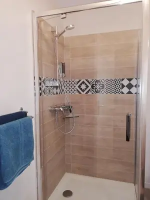 Salle de bains dans l'établissement Les Perluètes - Chambres d'hôtes