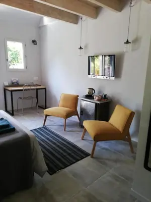 Coin salon dans l'établissement Les Perluètes - Chambres d'hôtes