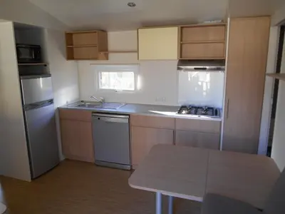 Cuisine ou kitchenette dans l'établissement Camping les Borgnes Saint-Sozy