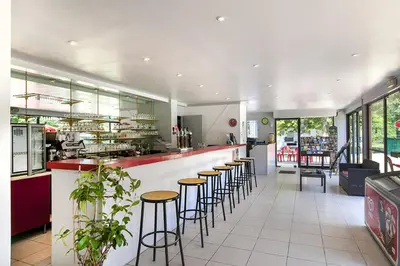 Restaurant ou autre lieu de restauration dans l'établissement Camping les Borgnes Saint-Sozy