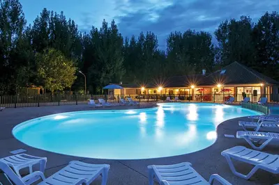 Piscine de l'établissement Camping les Borgnes Saint-Sozy ou située à proximité