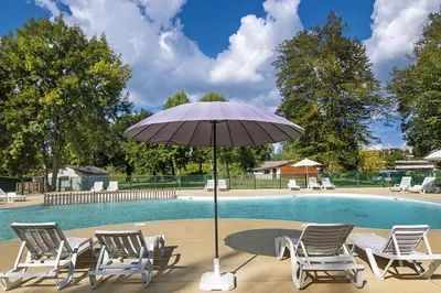 Piscine de l'établissement Camping les Borgnes Saint-Sozy ou située à proximité