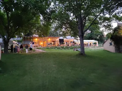 Jardin de l'établissement Les Gîtes L'ETANG DES PORTES en Creuse