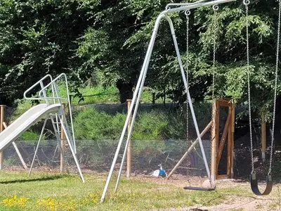 Aire de jeux pour enfants de l'établissement Les Gîtes L'ETANG DES PORTES en Creuse