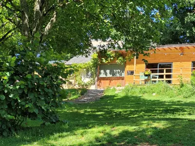 Jardin de l'établissement Les Gîtes L'ETANG DES PORTES en Creuse