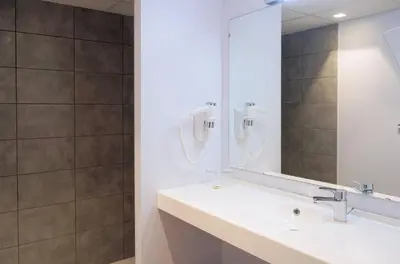 Salle de bains dans l'établissement Logis Hôtel Le Confluent